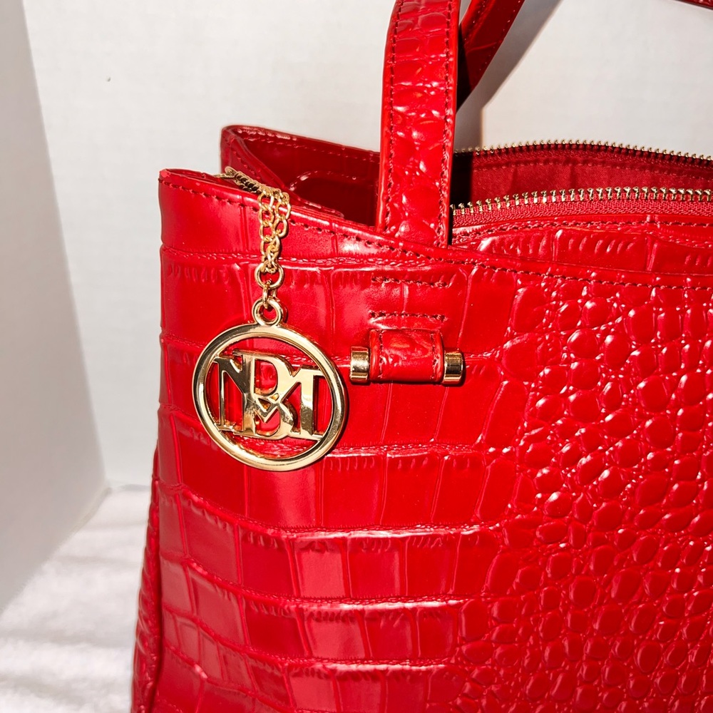 🌹Badgley Mischka Caroline Red Vegan Tote. Top zip closure. Croc design. - Picture 2 of 8